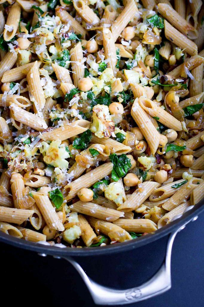 Pasta with cauliflower, caramelized onions and spinach is a fantastic way to pack veggies and flavor into your next vegetarian meal! 313 calories and 6 Weight Watchers SP | Vegetarian | Recipes | Healthy | Easy | How to Make #vegetarianpasta #roastedcauliflower #vegetarianrecipes #cauliflowerrecipes #pantrystaples #weightwatchers